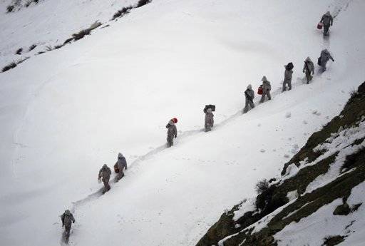 Huge search for trapped Pakistani soldiers 