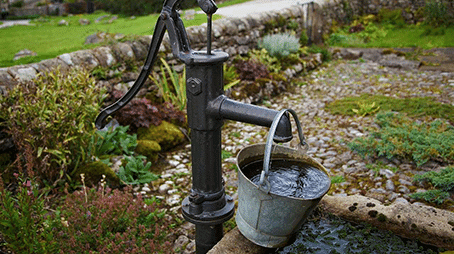 فشرِبْنا ونحن أربعون رَجُلاً عِطَاش