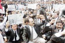 Protests hit Pakistan courts 