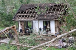 Storm lashes central Vietnam   