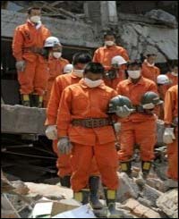 Grieving China stops to mourn quake victims