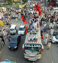 Sharif joins Pakistan lawyers march                   