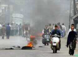 Indian Police Clash with Protesters in Kashmir