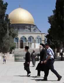 Muslims Try to Prevent Jews from Entering Al-Haram Al-Shareef